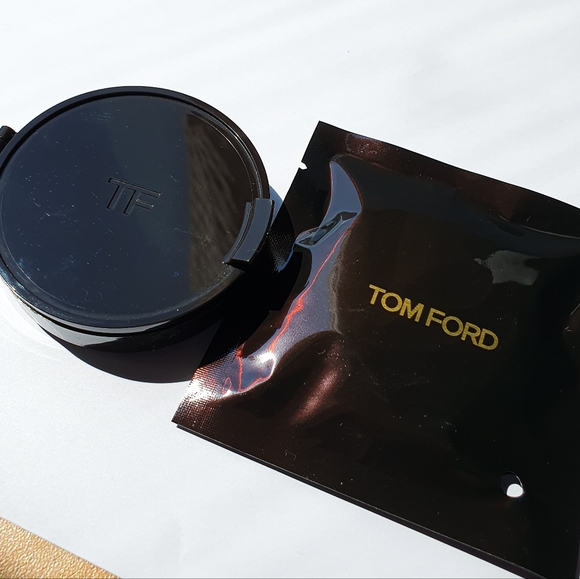 TOM FORD Traceless Touch Foundation Satin-Matte Cushion Compact 0.4 Rose - Picture 5 of 9